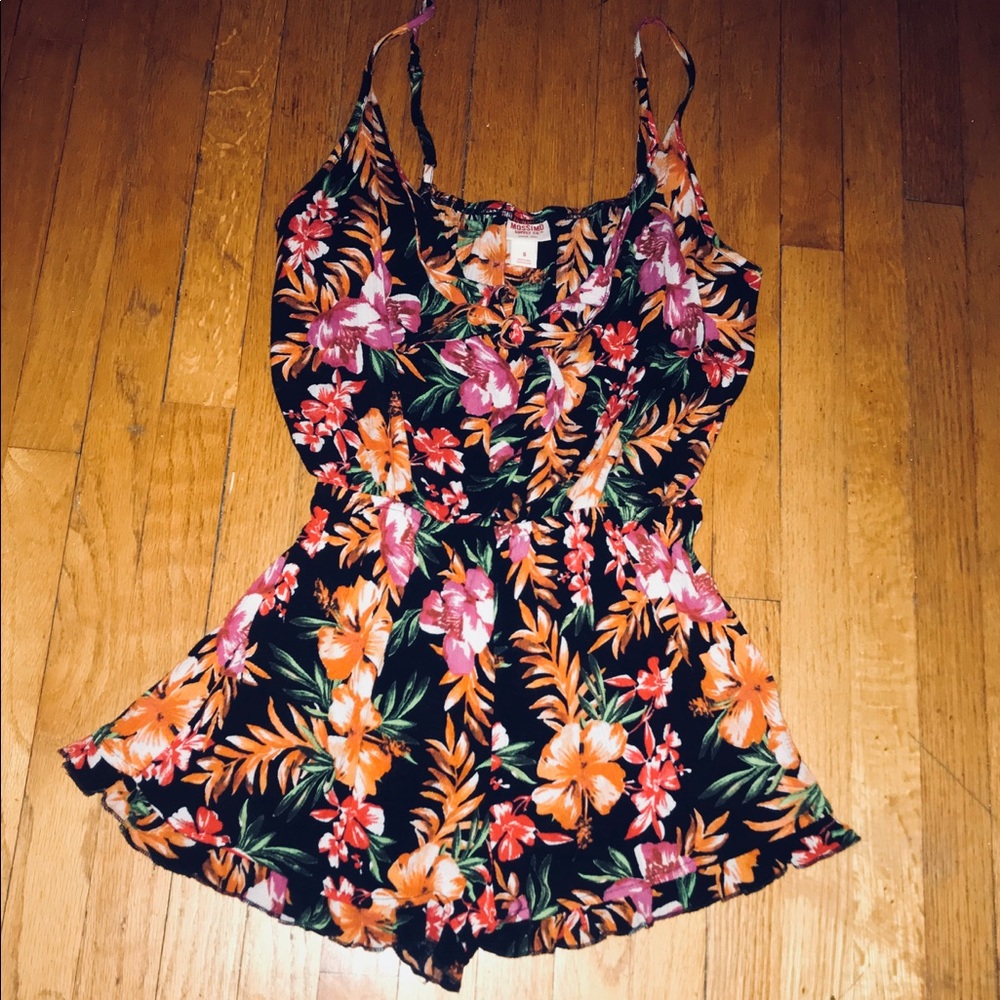 Floral Print keyhole tie Front Romper sz Sm